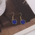 Detalle de pendientes redondos de mármol azul con ganchos dorados en fondo de estilo de vida - Royal Blue (B1308)