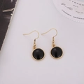 Detalle de pendientes redondos de esmalte negro con ganchos dorados minimalistas - Negro (B1303)
