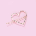 Dettaglio di un fermaglio per capelli a cuore dorato con strass AB colorati su rosa - Forma di Cuore (C6218)