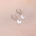 Orecchini a farfalla minimalisti in argento con finitura in metallo lucido e cerchio - Argento(A6131)