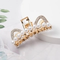 Dettaglio del fermaglio per capelli dorato con perle bianche e strass scintillanti - Stile Orecchie di Gatto Strass