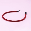 Detalle de la diadema de terciopelo granate con textura y puntas protectoras de tela - Rojo Vino (E4414)