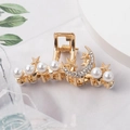 Dettaglio molletta per capelli dorata con perle, luna di strass e stelle - Stile Luna Strass