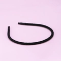 Primer plano de la diadema fina de terciopelo negro con textura antideslizante en rosa - Negro (N5510)