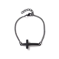 Détail d'un bracelet croix noir en alliage avec fermoir mousqueton réglable sur fond blanc - Croix Noire (D6233)