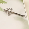 Detailansicht der silbernen Blatt-Haarklammer mit feinen Adern und poliertem Metallfinish - Silber (B9227)