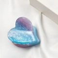Detalle de horquilla de corazón en resina degradado azul-violeta con brillo plateado - Estilo de Corazón (E5210)
