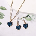 Goldenes Herz-Schmuckset mit dunkelblauen glitzernden Anhängern auf weißem Podest - Tiefblau (O2209)