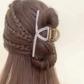Eleganter Haarklammer aus Goldmetall mit Perlen und Kristallen in braunem Haar - Kreuz Perle / Gold