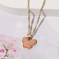 Schmetterlingskette aus rosa Harz mit Goldkette und Glitzerdetails auf floralem Hintergrund - Schmetterlings-Anhänger-Stil (D3307) / Dunkelrosa