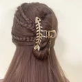 Eleganter goldener Fischgräten-Haarclip mit blauem Strass für eine stilvolle Hochsteckfrisur - Fischgräte (Blaues Auge) / Gold