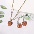 Goldenes Herz-Schmuckset mit Kristall-Harz-Halskette und Hakenohrringen auf weißem Dekor - Eisenrostrot (O2206)