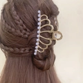 Elegante pinza per capelli a corona dorata con perle bianche per acconciature donna - Corona / Oro