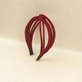 Diadema de punto trenzada en rojo oscuro con un elegante diseño de nudo cruzado - Burdeos