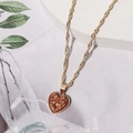 Nahaufnahme des Herzanhängers mit orange-rosa Kristallstruktur und goldener Kordelkette - Rostrot D3315