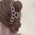 Pinza per capelli in metallo argento con design a catena su un'acconciatura intrecciata - Catena / Argento