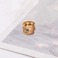 Detalle macro de anillo dorado hueco para rastas con brillantes cristales de strass - Estilo Dorado (M4407)