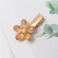 Détail de la pince à cheveux fleur en cristal ambre avec perle sur clip doré - Champagne (E2125)