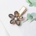 Détail de la pince à cheveux fleur en cristal avec pétales ambrés et perle blanche sur doré - Gris (E2122)