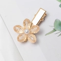 Détail d'une barrette à fleurs vintage avec pétales en résine champagne et perle - Blanc (E2124)