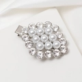 Dettaglio del fermaglio per capelli con perle e strass su elegante tessuto di seta bianca - Argento (C6414)