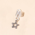 Silberner Spiral-Haarring-Accessoire mit einem detaillierten Fünf-Punkte-Stern-Anhänger - Fünfzackiger Stern