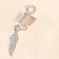 Detailansicht von silbernem Dreadlock-Spiralring-Haarschmuck mit filigranem Federanhänger - Blatt Stil