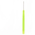 Détail d'un crochet à tresse avec manche en plastique vert pour extensions de cheveux - Crochet à Poignée Plastique Vert Clair (#1 E8524)
