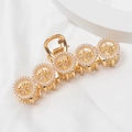 Dettaglio della pinza per capelli in metallo dorato con motivi di stelle e perle su tessuto - Stile Quattro Anelli con Perle (B8510)