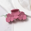 Primer plano de pinza de pelo rosa mate Morandi con diseño de tres flores en satén - Rosa