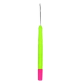 Macro-opname van de tweekleurige haaknaald voor dreadlocks en haarextensies - Contrast Plastic Handvat Latch Hook (E8524#1款)