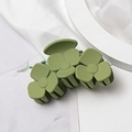 Pinza para el pelo verde mate con tres flores y acabado esmerilado sobre fondo elegante - Verde
