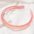 Detailopname van de doorzichtige haarband gevuld met roze en gouden glitters - Roze Stijl (E1320) / Roze