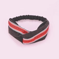 Detail eines schwarzen Knotenstirnbands mit rot-weißem NICE-Schriftzug auf Webband - Schwarz