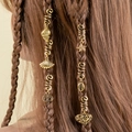 Detalle de anillos dorados para el pelo con colgantes de concha y estrella en trenzas - Estilo Colgante Concha Estrella de Mar Vintage (E7526)