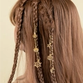 Detalle de accesorios en espiral dorados para el pelo con colgantes de sol y luna para trenzas - Estilo Colgante Estrella Luna Timón Vintage (E7529)