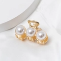 Dettaglio di un fermaglio dorato con tre grandi perle e una finitura elegante strutturata - Stile Perla Grande con Strass (E7417)