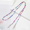 Dettaglio di catena con perline colorate, fermagli a moschettone e passanti bianchi - Multicolore