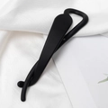 Minimalistische matte schwarze Bananenspange mit elegantem Design auf weißer Seide - Schwarz