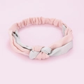 Detail van een roze en grijze satijnen geknoopte hoofdband met elastische achterkant - Pink Gray Contrast Stitching