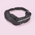 Detail van zwarte brede gedraaide hoofdband met NICE-belettering en elastische band - Zwart Met Letterprint