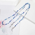 Dettaglio della catena per occhiali con perline colorate, chiusura argento e anello in silicone - Blu e Bianco