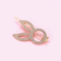 Détail d'une barrette lapin dorée ornée de strass brillants et d'un petit nœud chic - Style Oreilles de Lapin (C7104)
