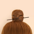 Forcine per capelli in metallo curvo irregolare con finitura scura su uno chignon - Piccolo / Nero