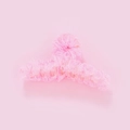 Primer plano de pinza para el pelo de organza plisada rosa con textura de malla suave - Rosa