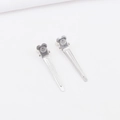 Detailansicht silberner Entenschnabel-Haarklammern mit geprägtem Zahnrad-Logo auf Metall - Entenschnabel-Clip (D5307) / Silber