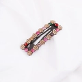 Detailopname van de rechthoekige zwarte BB-haarclip met kleurrijk strass bloemmotief - Vierkante Stijl