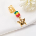Détail macro du pendentif papillon doré avec perles reggae pour coiffure dreadlocks - Papillon