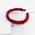 Gedetailleerd beeld van de rode fluwelen geplooide haarband met zwarte beschermtips - Rood