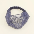 Dettaglio ravvicinato di una fascia per capelli in pizzo blu navy con trame ricamate - Blu Navy (K3211)